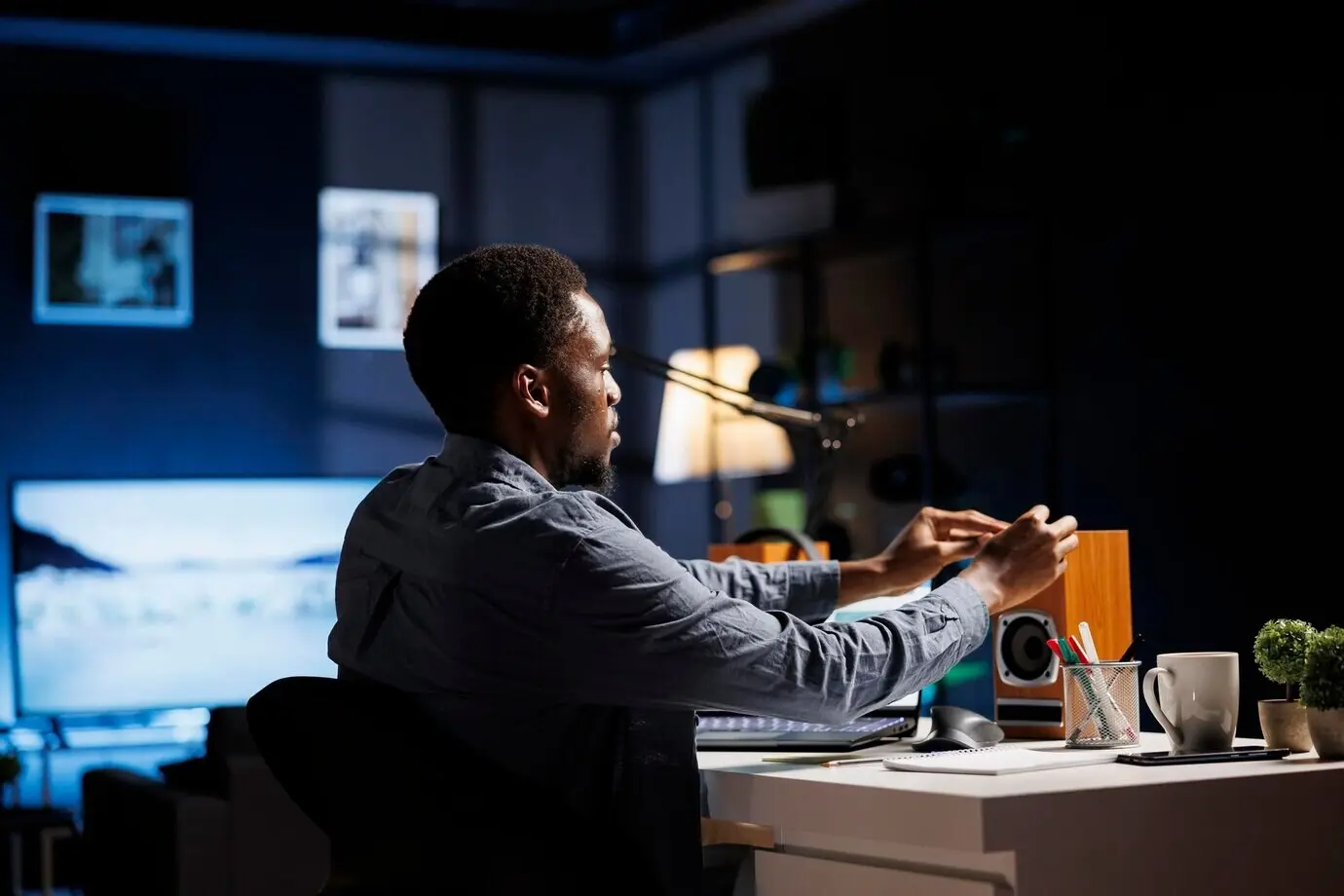 Mientras estudia, un hombre joven escribe recordatorios en notas adhesivas.