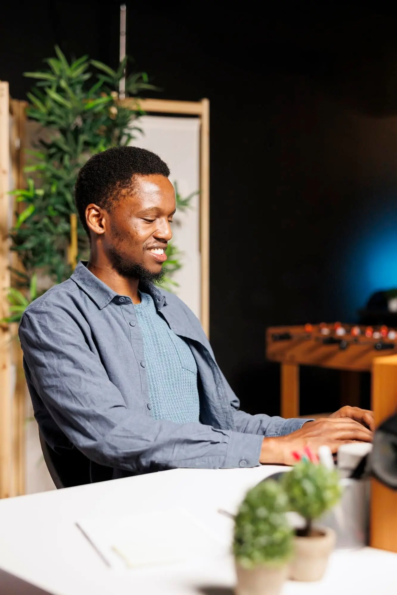 Especialista afroestadounidense creando equilibrio económico